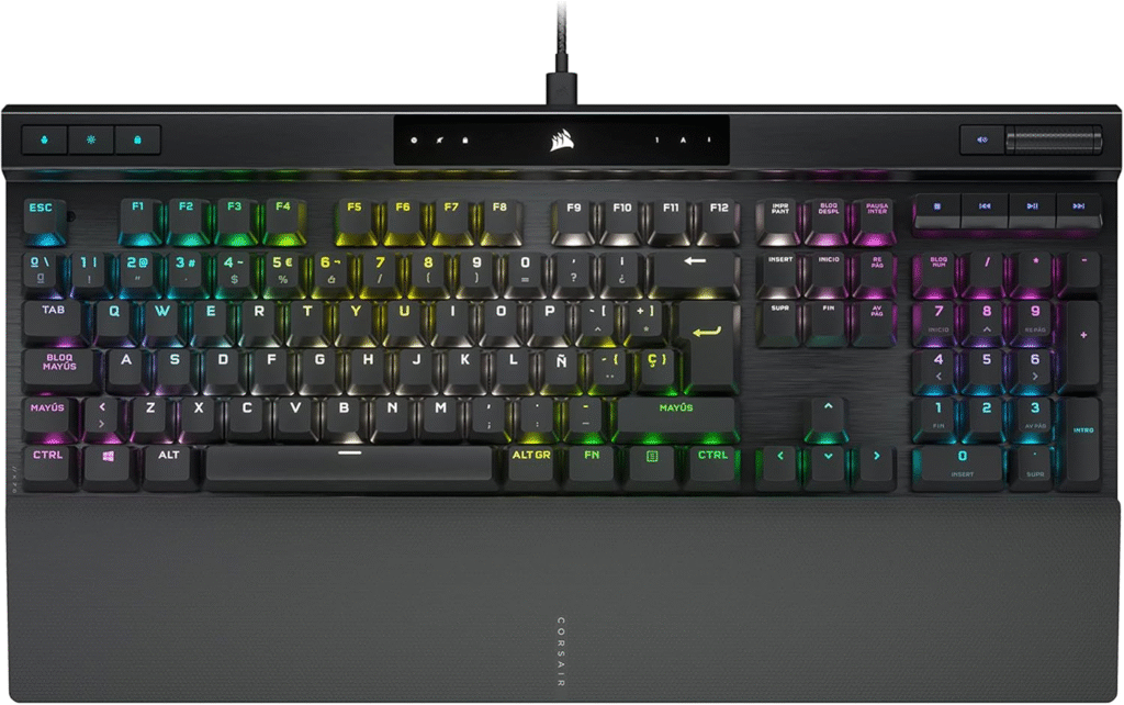 Corsair K70 RGB PRO con switches Cherry MX Silent, retroiluminación RGB y chasis de aluminio.
