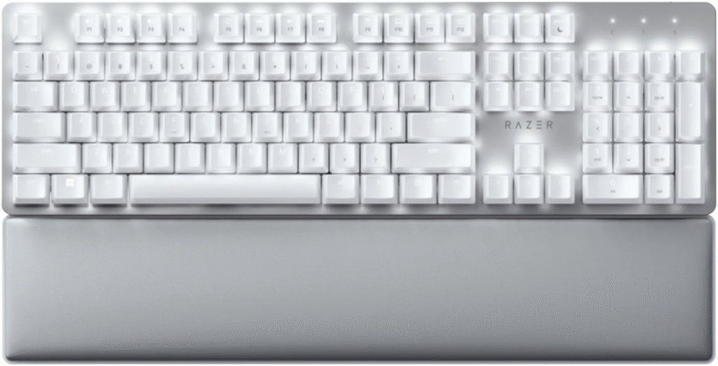 Razer Pro Type Ultra blanco con reposamuñecas ergonómico y conexión inalámbrica para teletrabajo premium.