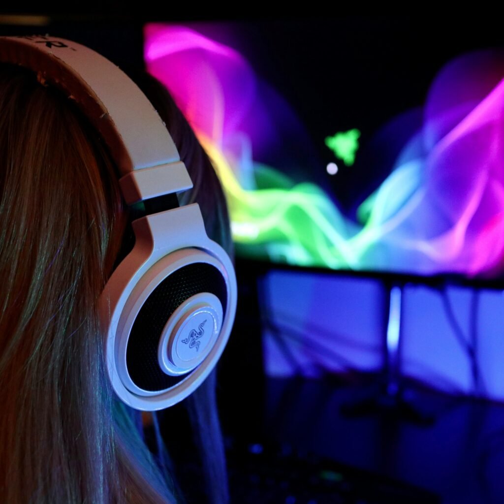 Auriculares gaming inalámbricos 2025 en un setup gamer moderno con monitor